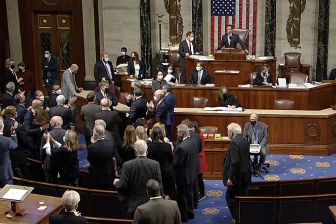 Democrats in the House of Representatives celebrate passing a $ 1,000 billion budget in Washington on November 5, 2021.
