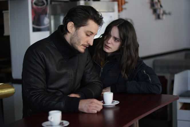 Simon (Pierre Niney) and Lisa (Stacy Martin) in 