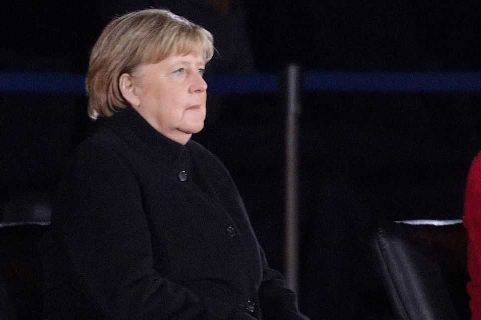 While Angela Merkel's three favorite songs are being played at the Great Zapfenstreich, she wears tears.