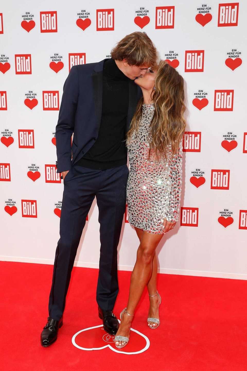 Alexander Zverev and Sophia Thomalla show how in love they are on the red carpet.