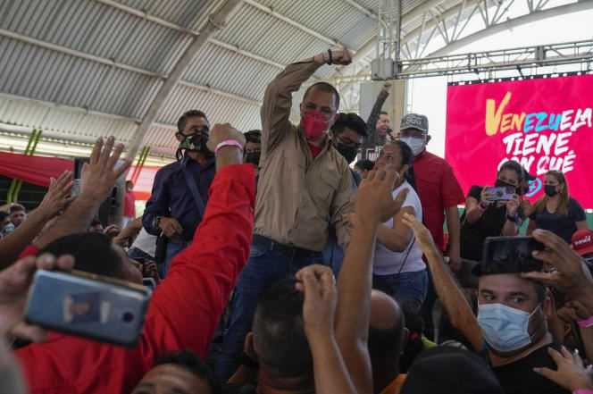 Jorge Arreaza greets his supporters, in the state of Barinas (Venezuela), on December 5, 2021.
