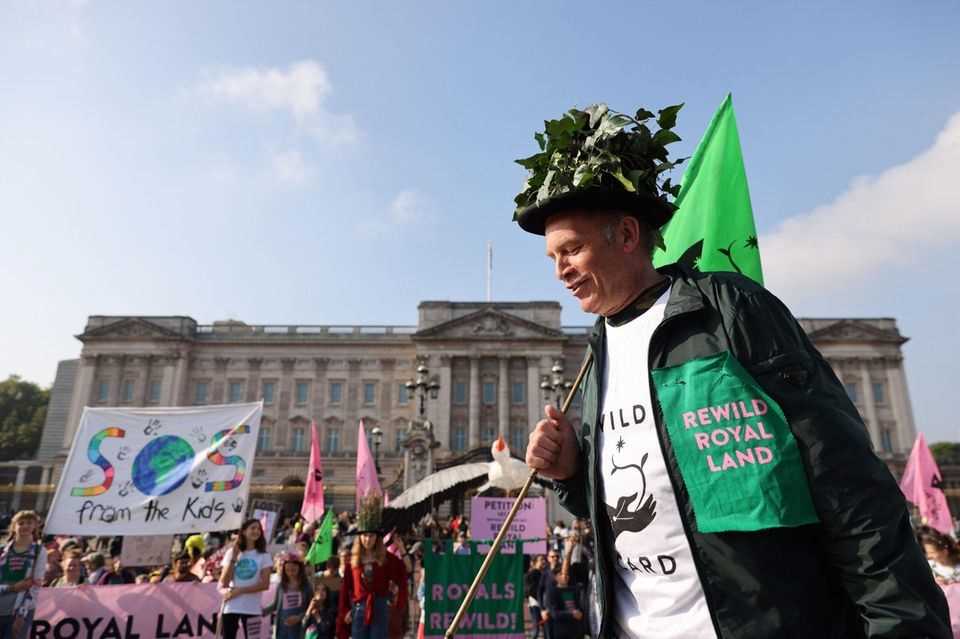 Environmental and animal rights activist Chris Packham at the gates of Buckingham Palace