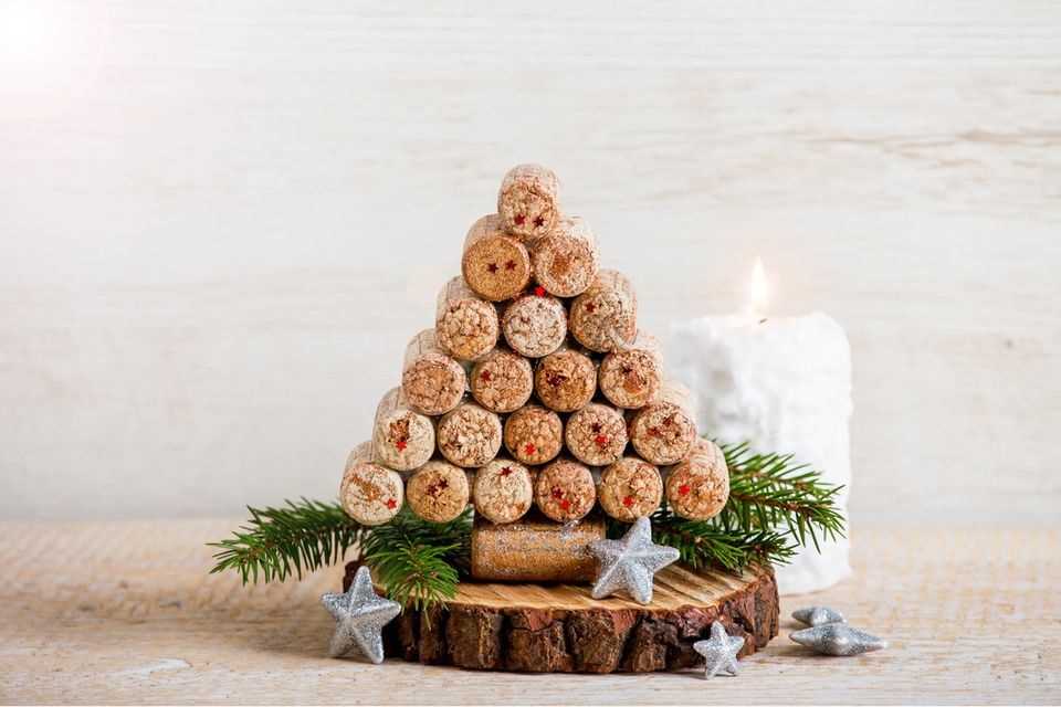 Upcycling ideas for Christmas: Christmas tree made of corks