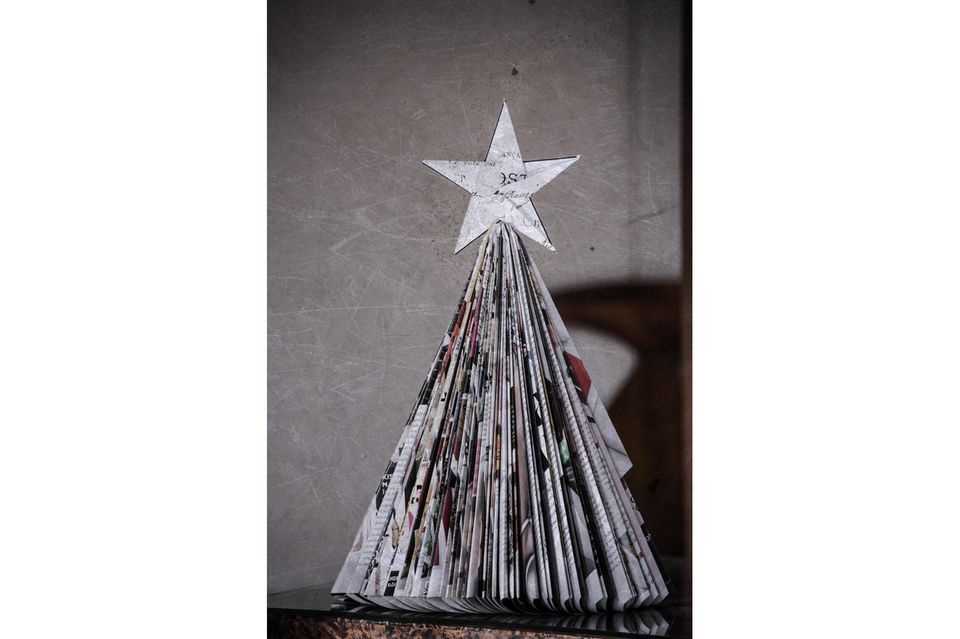Upcycling ideas for Christmas: Christmas tree from old newspaper
