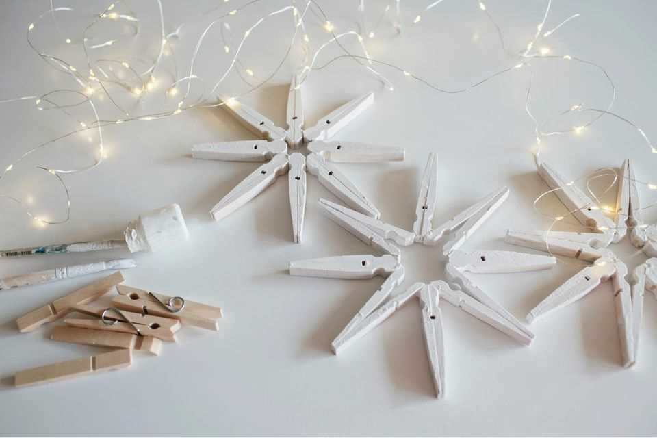 Upcycling ideas for Christmas: stars made of clothespins