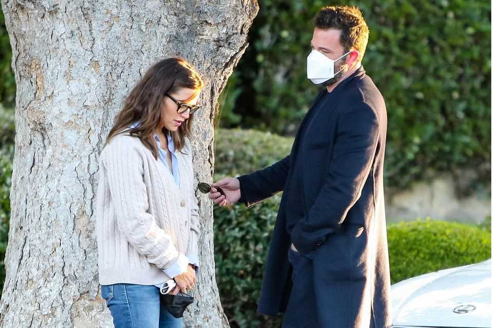 Is it getting too much for Jennifer Garner?  She looks down while Ben Affleck continues to persuade her.