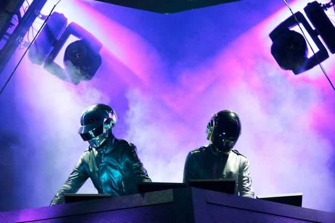 Les Daft Punk on stage in April 2006.