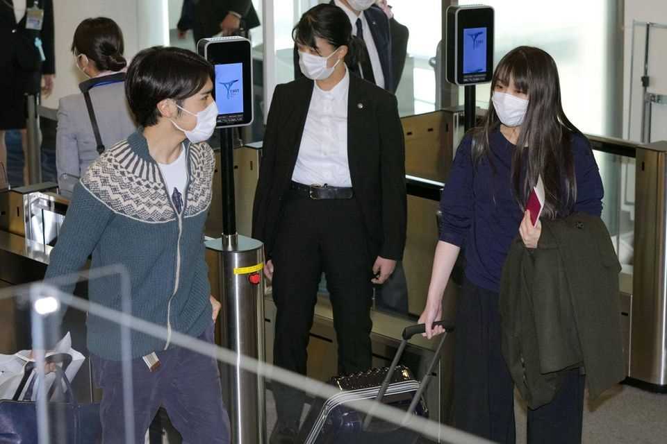 Princess Mako (right) with Kei Komuro at Haneda Airport in Tokyo, November 14, 2021, before their departure for a new life in New York.