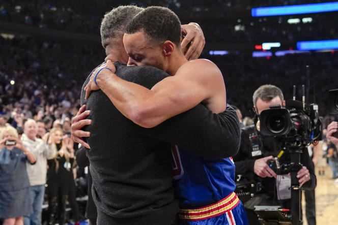 Stephen Curry in his father's arms, after breaking the NBA regular-season 3-point basket record on December 14, 2021, in New York City.