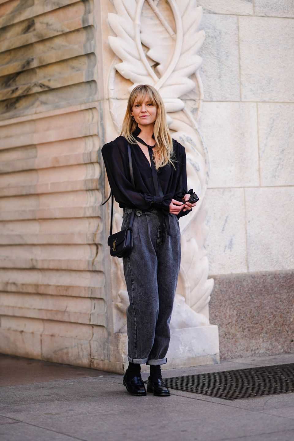 Designer Jeanette Madsen also knows how to wear pleated jeans.  In dark gray, the trousers look a bit more chic and, in combination with a beautiful blouse, become a real eye-catcher.  