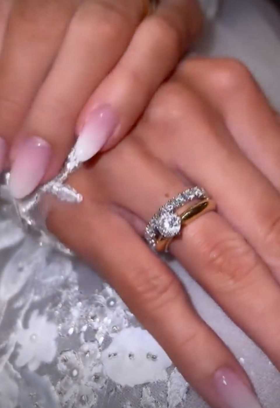 Jessica Paszka shows her wedding ring on Instagram.