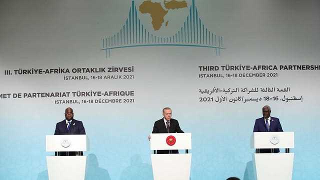 Der türkische Präsident Erdogan (Mitte), Felix Tshisekedi, Präsident der DR Kongo (links) und der Vorsitzende der Kommission der Afrikanischen Union Moussa Faki Mahamat bei einer Pressekonferenz während des Türkei-Afrika-Gipfels in Istanbul.