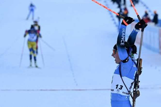 Julia Simon celebrates with the audience of Grand-Bornand (Haute-Savoie) her second place in the pursuit, on December 18.