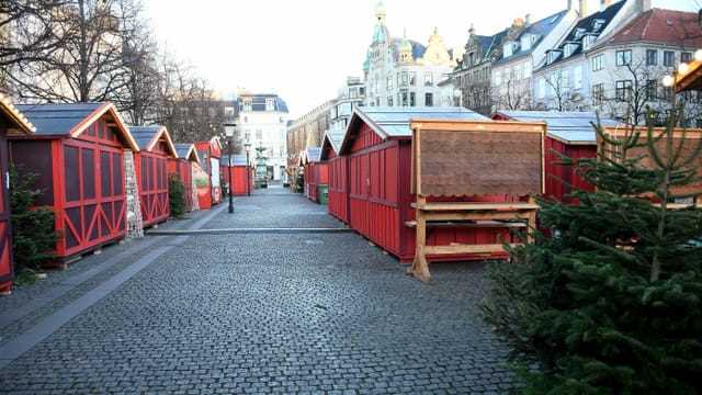 Zu sehen ein geschlossener Weihnachtsmarkt in Kopenhagen.