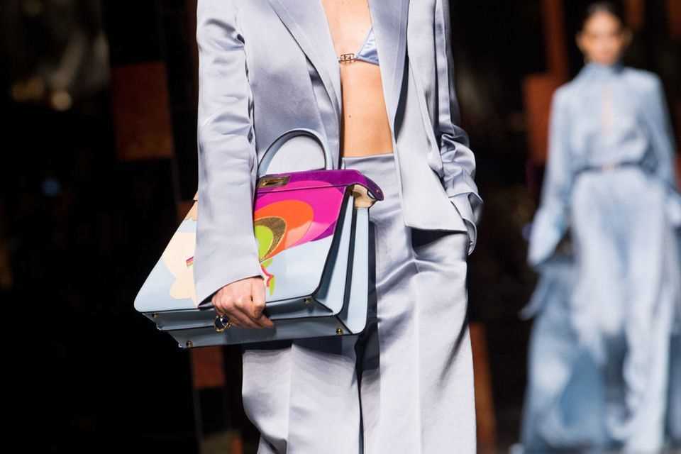 These are the it-pieces for the coming year: Fendi clutch moment
