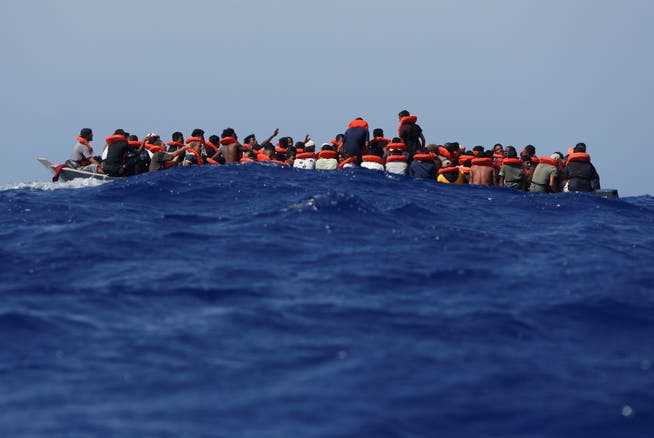 Diese Migranten in einem Holzboot warten im August 2021, dass sie von den Seenotrettern auf der «Sea-Watch 3» und der italienischen Küstenwache aufgenommen werden.