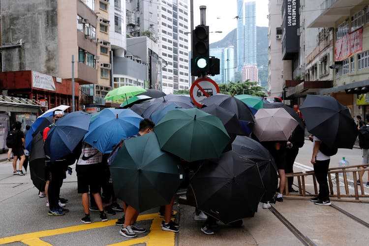 Hongkonger Aktivisten demonstrieren gegen die Pläne der chinesischen Führung, eigene Gesetze zum Schutz der nationalen Sicherheit in Hongkong zu erlassen. Diese Aufnahme stammt vom Sonntag, 24. Mai 2020.