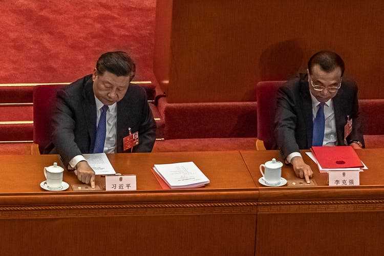 Der chinesische Staats- und Parteichef Xi Jinping und der Regierungschef Li Keqiang geben während der Plenarsitzung des chinesischen Volkskongresses am 28. Mai 2020 ihre Stimme ab.