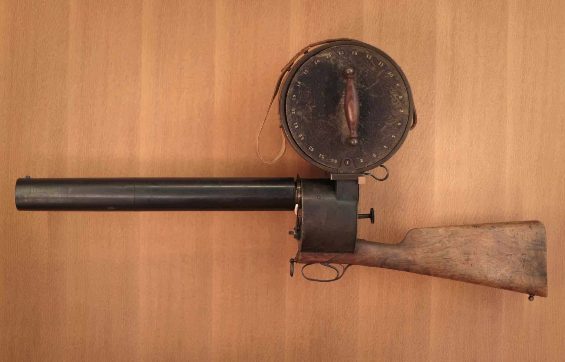 Etienne-Jules Marey's chronophotographic rifle, with which he sought to break down the movements of animals, contributed in 1882 to the maturation of the capture of moving images.