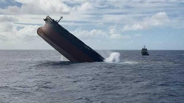 Part of the wrecked freighter off Mauritius was sunk in the sea as planned.