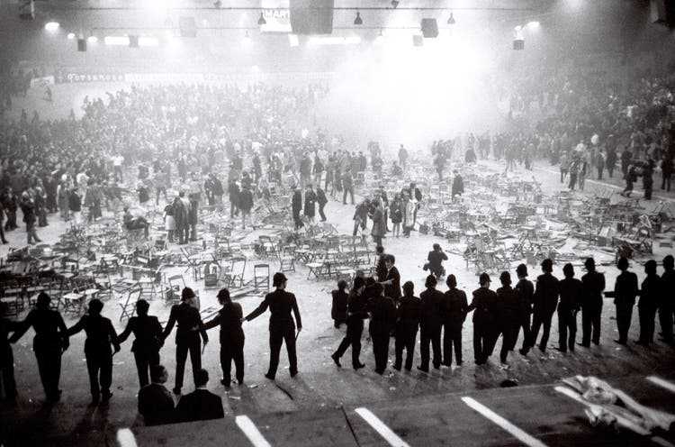 Candid Lang, Zuschauer und Polizei nach dem Rolling-Stones-Konzert im Hallenstadion Zürich, 14. April 1967