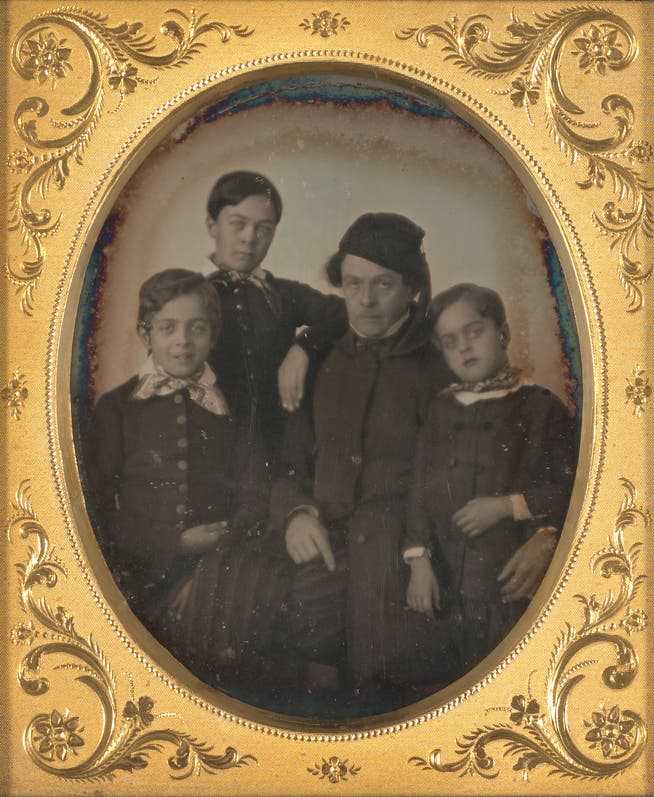 Carl Taeschler (zugeschrieben): Johann Baptist Taeschler mit seinen Söhnen, Daguerreotypie gerahmt, um 1850. 