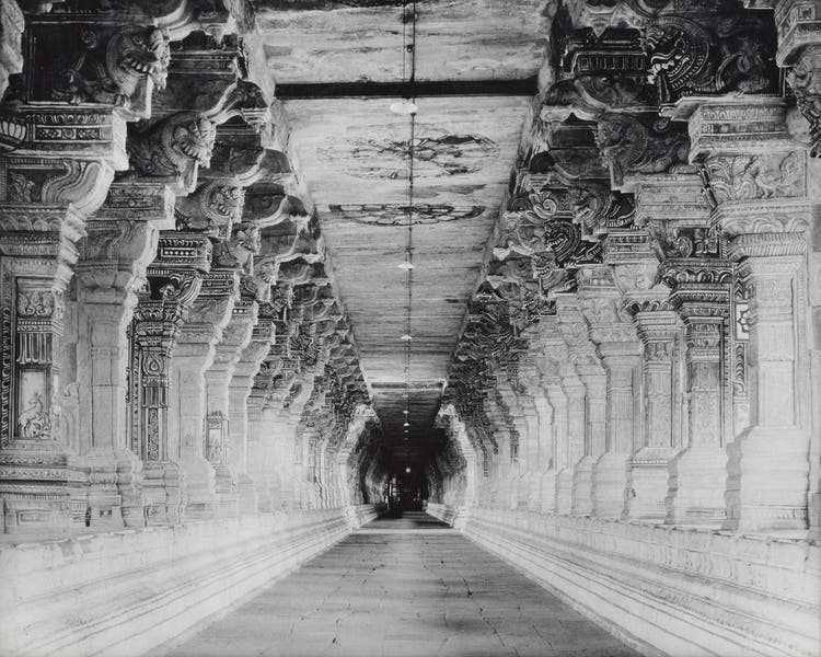 Martin Hürlimann: Pfeilerhalle des Grossen Tempels, Rameswaram, Indien, 1926/27.