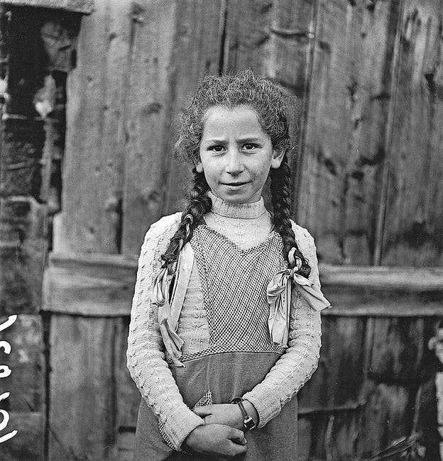 Mädchen aus Vella, Graubünden, aus der Serie «Bergkinder», um 1943.