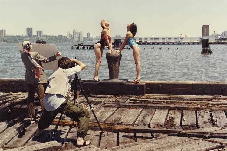 Nicolas Faure: Zwei Badenixen am Pier des Hudson River in New York, 1980. 