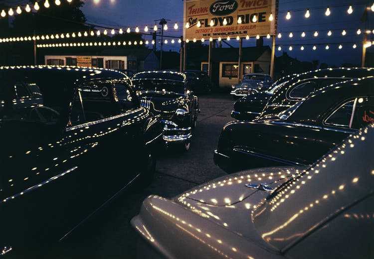 Emil Schulthess: Auto-Occasionsmarkt an der Livernois Avenue, Detroit, 1953. 