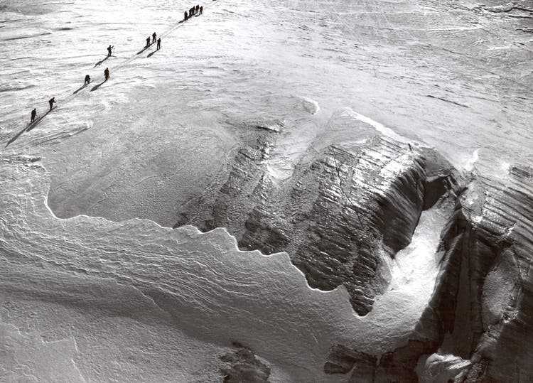 Otto Pfenniger: Skitourenfahrer auf einem Gletscher, um 1950. 
