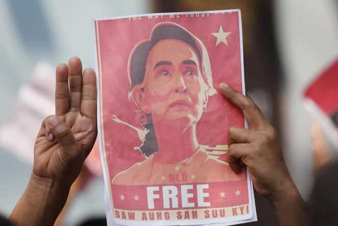 During a demonstration in favor of Aung San Suu Kyi, in front of the Burmese embassy in Bangkok, on February 8, 2021.