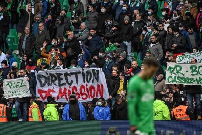 Saint-Etienne supporters waving signs demanding the departure of Claude Puel, December 5, 2021, during the match against Rennes.