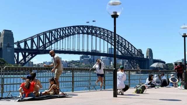 Menschen in Sydney warten auf den Neujahrswechsel