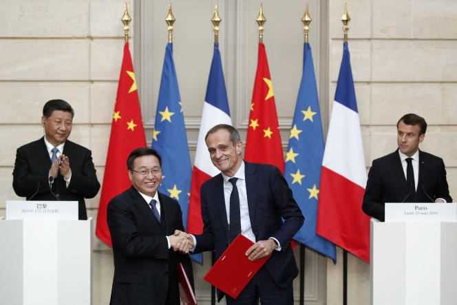 Ceremony at the Elysee Palace bringing together, in the background, President Emmanuel Macron and Chinese counterpart, Xi Jinping and in the foreground, Jean Pascal Tricoire, chairman of the board of Schneider Electric and Chen Siqing, chairman of the Bank of China, on 25 March 2019.