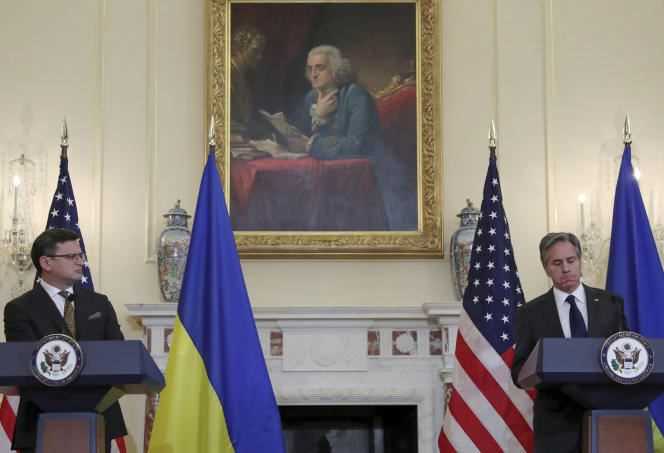 US Secretary of State Antony Blinken (right) and Ukrainian Foreign Minister Dmytro Kuleba at a press conference on November 10, 2021 in Washington