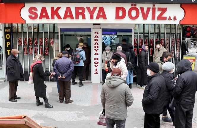 Turks line up outside a currency exchange office on Sakarya Street in Ankara on December 20, 2021.