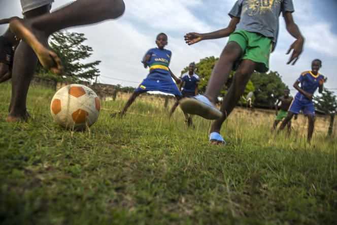 Young Gabonese play football in Franceville, in January 2017.