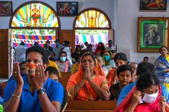 Christians celebrate Christmas mass in a church in Chennai (India) on December 25, 2021.