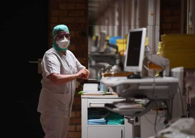 A member of the medical staff works in the intensive care unit of the Center hospitalier régional de la Citadelle in Liège (Belgium), December 21, 2021.