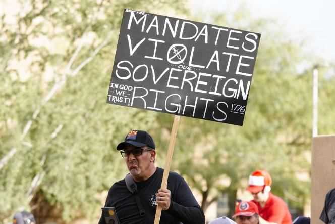 Opponents of the employee vaccination requirement demonstrate in front of city hall in Phoenix, Arizona, December 7, 2021.