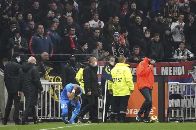 Dimitri Payet was hit by a bottle in the head, during the match between Lyon and Marseille on November 21, 2021.