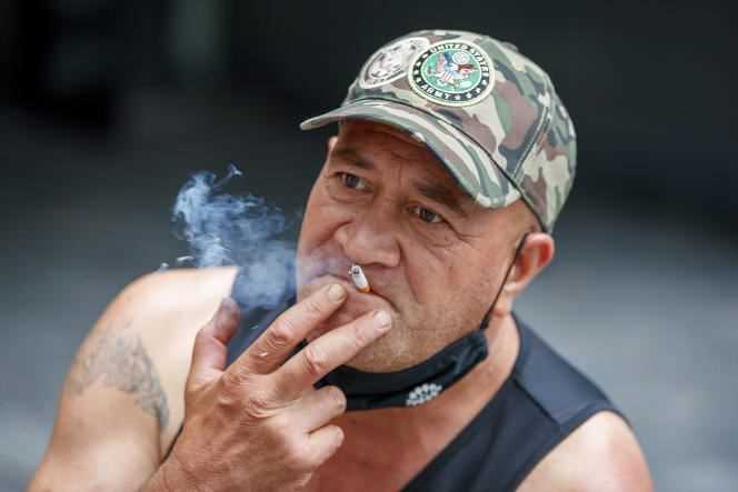 A smoker in Auckland, December 9, 2021. The goal set by the New Zealand Minister of Health is that by 2025 less than 5% of New Zealanders smoke.