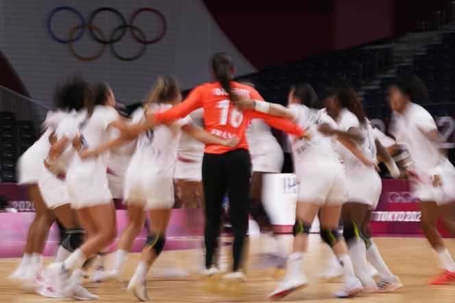 The French handball team celebrates its victory over Russia in the final of the Tokyo Olympic Games on August 8, 2021.