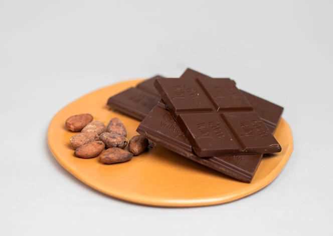 With cocoa beans, here is the 70% homemade chocolate offered by Serges Ngassa.