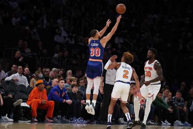 Stephen Curry shoots at 3 points, his great specialty, at Madison Square Garden in New York on December 14, 2021.