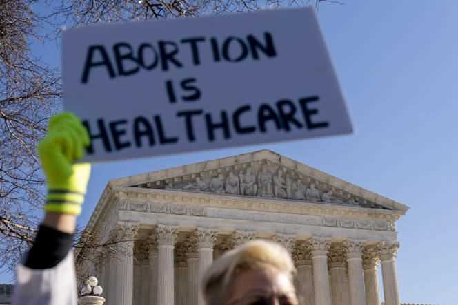 Protesters gathered on December 1, 2021, in front of the United States Supreme Court in Washington, as the latter studied a Mississippi law banning abortion after fifteen weeks of pregnancy.