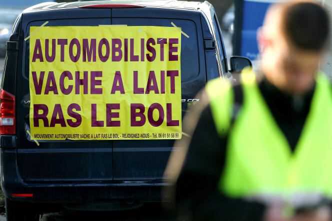 Banner displayed on the back of a vehicle during a demonstration of “yellow vests”, at the entrance to Reims (Marne), in November 2018.