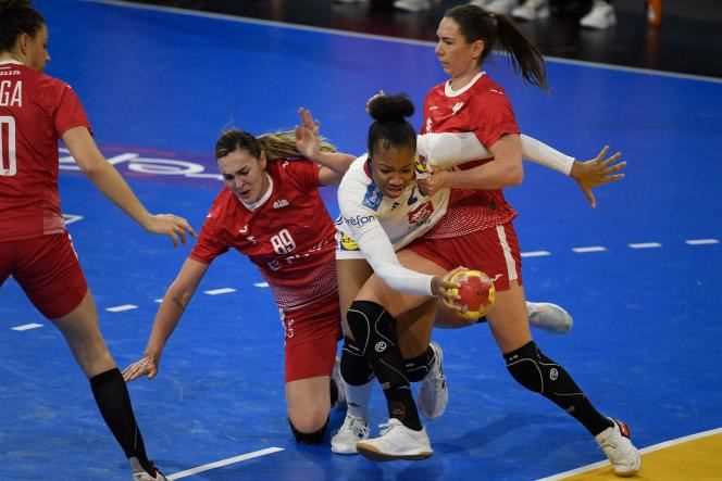 Pauletta Foppa (in white) was voted best player of the France-Poland match on December 9, 2021, at the World Handball Championship in Spain.