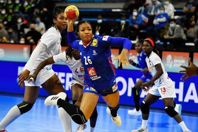 The pivot Pauletta Foppa during the match against Angola, at the Handball World Cup, on December 3, 2021, in Granollers (Spain).